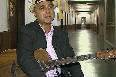 Professor toca violão e canta para que crianças não percebam tiroteio