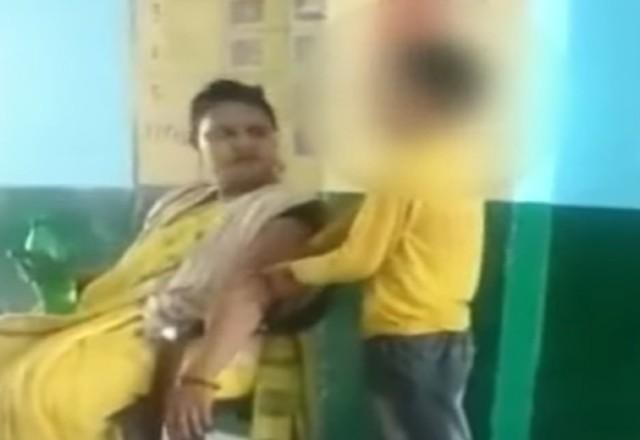 Professora é demitida após ser flagrada sendo massageada por criança
