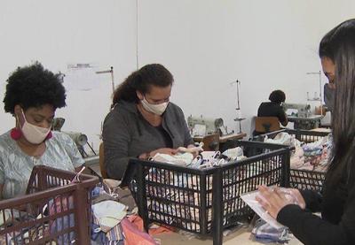 Projeto ajuda mulheres em vulnerabilidade com fabricação e doação de máscaras