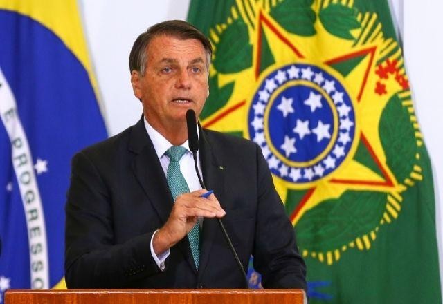 Bolsonaro veta distribuição gratuita de absorventes femininos