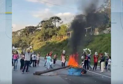 Manifestantes realizam protesto por chacina em Itapecerica da Serra