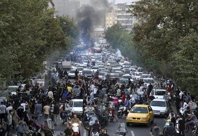 Morte de mulher presa por mau uso do véu gera onda de protestos no Irã