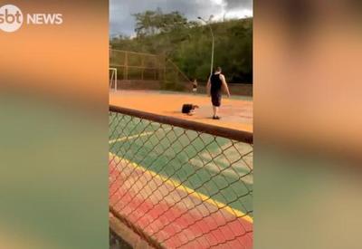 Vídeo: homem agride adolescente de 14 anos em quadra esportiva do DF