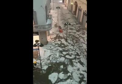 Tempestade de granizo forma 'rio de gelo' em cidade da Itália
