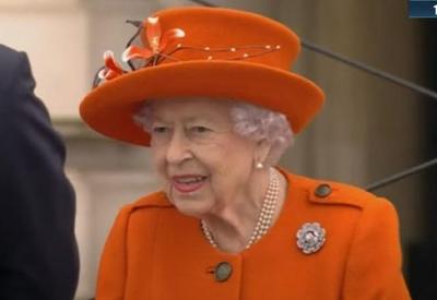 Rainha Elizabeth II tinha guarda-roupa único e influenciou gerações
