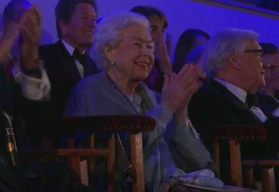 Rainha Elizabeth II comparece a evento após problemas de saúde