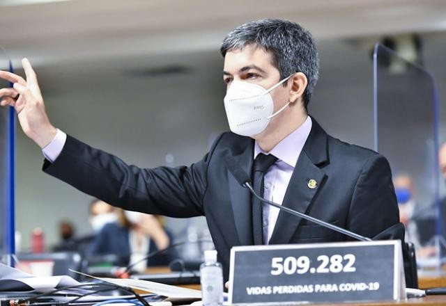 Randolfe Rodrigues apresenta notícia-crime contra Bolsonaro ao STF