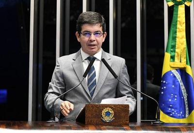 Randolfe pede que STF reconsidere investigar compra de imóveis de Bolsonaro