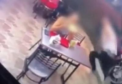 Vídeo: homem abandona namorada durante assalto em lanchonete