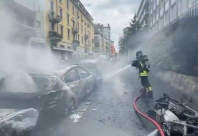 Explosão atinge veículos no centro de Milão, na Itália