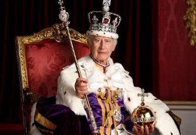 Família Real divulga primeiro retrato oficial do rei Charles III