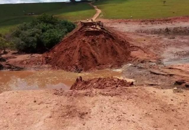 Represa rompe, atinge pastos e interdita ponte em Ouro Fino, sul de Minas