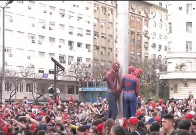 Buenos Aires: multidão se reúne para bater recorde de pessoas vestidas de Homem-Aranha