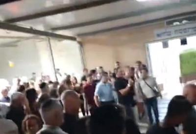 Funeral de brasileira morta em rave pelo Hamas reúne milhares de pessoas em Israel