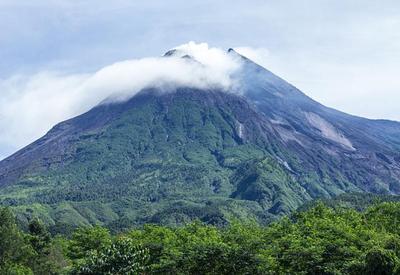 Vulcão entra em erupção na Indonésia e mata pelo menos 11 alpinistas