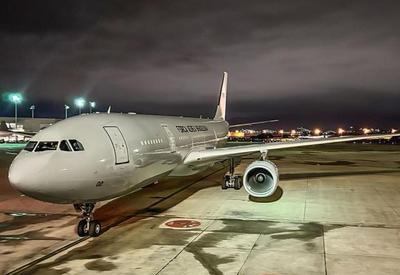 Oitava aeronave da FAB para resgate de brasileiros deixa o aeroporto de Tel Aviv