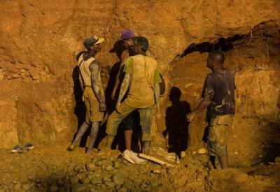 Três brasileiros ficam feridos em desabamento de mina na Venezuela