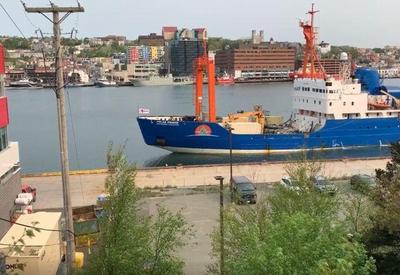 Navio que auxiliou no lançamento de submarino Titan retorna ao porto de Canadá