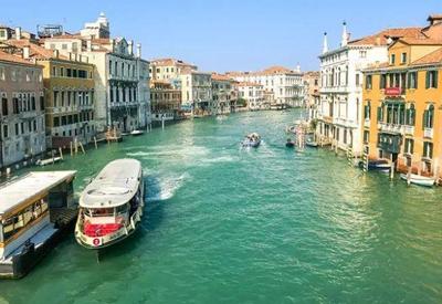 Veneza limita grupo de turistas e proíbe alto-falantes na cidade