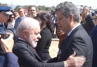 Lula entrega medalha a ministros em cerimônia da FAB