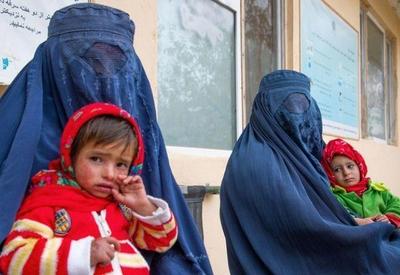 Alto-comissário da ONU pede que Talibã revogue restrições contra mulheres