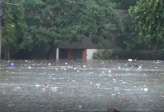 "Piscinões" prometem reduzir enchentes em São Paulo