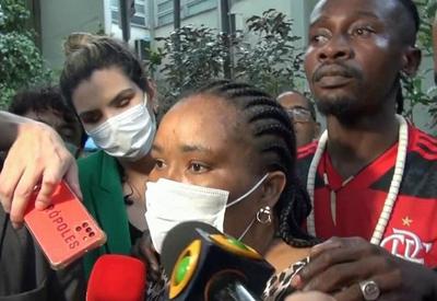 Mãe do congolês assassinado no Rio de Janeiro presta depoimento à polícia