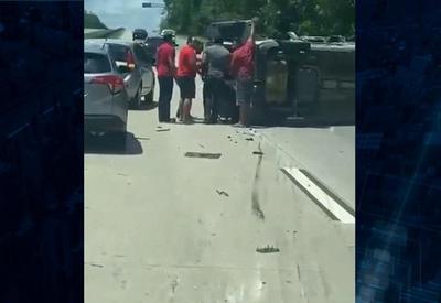 Carro com três crianças capota após ser atingido por caminhão