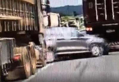 Vídeo: carro é prensado por dois caminhões durante batida na BR-116