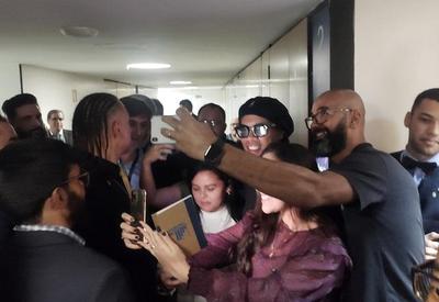 Admiradores tiram selfies com Ronaldinho Gaúcho em corredor da Câmara