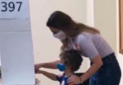 RJ: Clarissa Garotinho vota com a família na zona sul