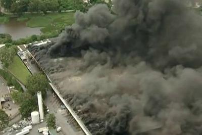 SP: Incêndio destrói galpão de rede de supermercados na Anhanguera