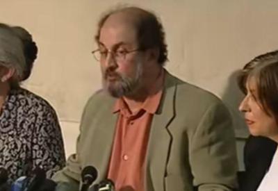 Escritor Salman Rushdie foi extubado e já consegue falar após ataque