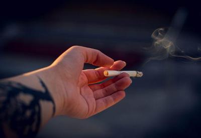 Estudo britânico recomenda aumento progressivo da idade legal para fumar