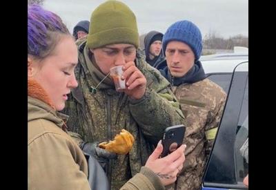 Jornalista mostra civis ucranianos alimentando soldado russo após rendição