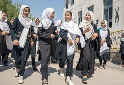 França diz que irá proibir uso de abaya em escolas públicas