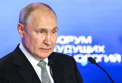 Putin acusa Ocidente de arriscar conflito global: "tropas estão de prontidão"