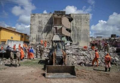 Sobe para seis número de mortos em desabamento de prédio em Olinda (PE)