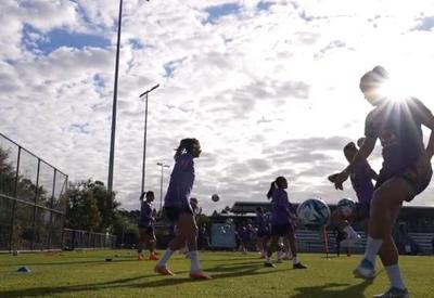 Seleção feminina faz treino coletivo antes de partida contra a França