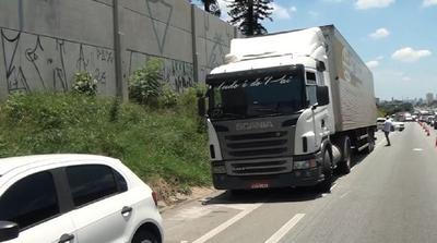 SP: Criminosos fazem caminhoneiro de refém em roubo de carga avaliada em R$ 1 milhão