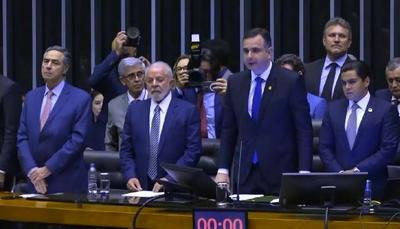 SBT News na TV: Congresso promulga reforma tributária; Lula comemora