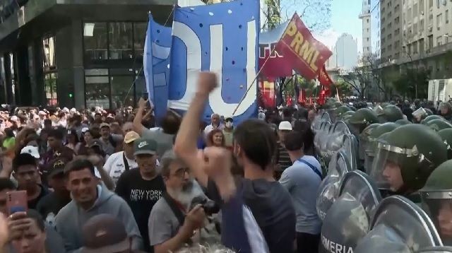 Argentinos fazem primeiras manifestações contra Javier Milei