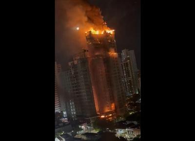 Incêndio de grandes proporções atinge prédio no Recife