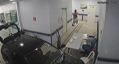 Mulher invade recepção de hospital com carro no Rio de Janeiro