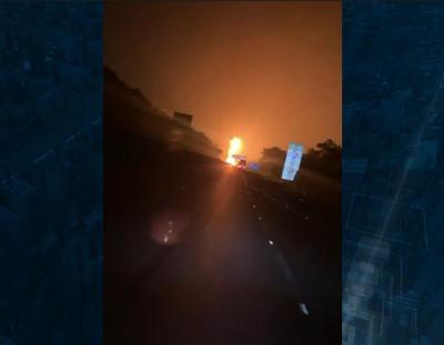 Carreta com produto altamente inflamável explode em rodovia do litoral de São Paulo