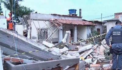 Explosão destrói casa e deixa quatro pessoas da mesma família feridas em Vila Velha (ES)