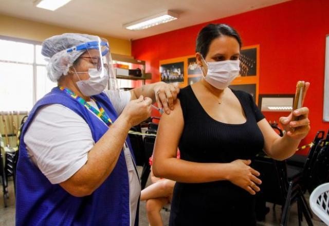 Estados e municípios suspendem vacinação de grávidas com AstraZeneca