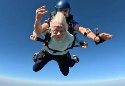 Idosa de 104 anos pula de paraquedas e bate recorde mundial
