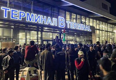 Grupo de manifestantes pró-Palestina invade aeroporto na Rússia
