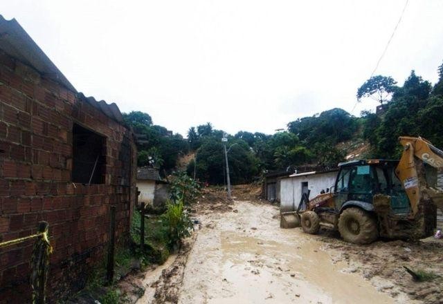 Chega a 100 o número de mortos na tragédia das chuvas em Pernambuco